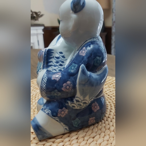 Asian boy with koi fish - Picture 4 of 6